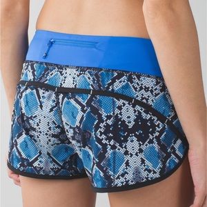 Lululemon Speed Up Low-Rise Lined Short 2.5" Size 4- Snake print